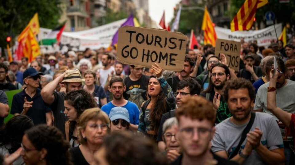 Turistindustrien er viktig for Barcelona økonomi, men i sommer har mange fått nok. Her fra en demonstrasjon i Barcelona i juni.