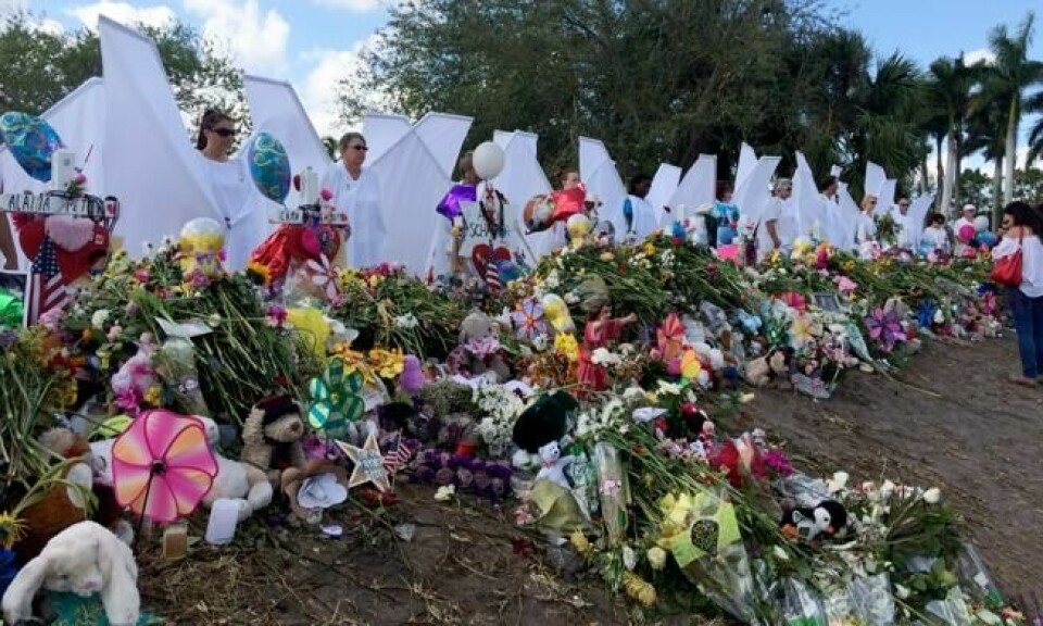 Sytten mennesker utkledd som engler står vakt ved blomsterhavet som er nedlagt for de som ble drept i en skoleskyting ved Marjory Stoneman Douglas High School i 2018. Idéen bak englene skriver seg tilbake til Matthew Shepards minnegudstjeneste i 1998. Siden har englene dukket opp ved flere anledninger for å markere sorg. Foto: AP Photo/Terry Spencer Sytten mennesker utkledd som engler står vakt ved blomsterhavet som er nedlagt for de som ble drept i en skoleskyting ved Marjory Stoneman Douglas High School i 2018. Idéen bak englene skriver seg tilbake til Matthew Shepards minnegudstjeneste i 1998. Siden har englene dukket opp ved flere anledninger for å markere sorg. Foto: AP Photo/Terry Spencer