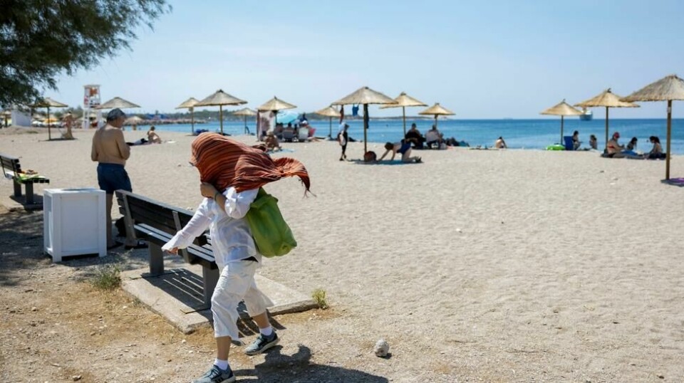 På grunn av varmen har myndighetene i Hellas beordret noen bedrifter om å begrense utendørsarbeid på ettermiddagen. Foto: Yorgos Karahalis / AP / NTB