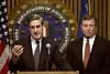 Daværende FBI-direktør Robert Mueller (t.v.) og justisminister John Ashcroft, møter pressen ved FBI-hovedkvarteret i Washington to dager etter terrorangrepene i 2001, for å orientere om etterforskningen. Scanpix/AP.