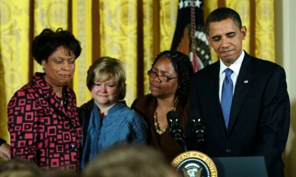 Barack Obama sammen med Judy Shepard, Louvon Harris og Betty Byrd Boatner som alle har mistet sine kjære til hatkriminalitet, like etter lovtillegget ble stemt gjennom i Senatet 28. oktober 2009. Foto: AP/Manuel Balce Ceneta Barack Obama sammen med Judy Shepard, Louvon Harris og Betty Byrd Boatner som alle har mistet sine kjære til hatkriminalitet, like etter lovtillegget ble stemt gjennom i Senatet 28. oktober 2009. Foto: AP/Manuel Balce Ceneta