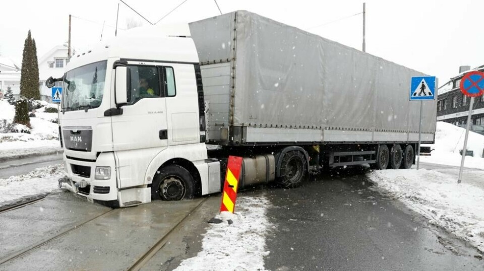 Regjeringen lanserte denne uken flere tiltak for å bedre sikkerheten for vogntog på vinterveier. Her har et utenlandsk vogntog kjørt seg fast i hurtigtørkende sement på Grefsen i Oslo.