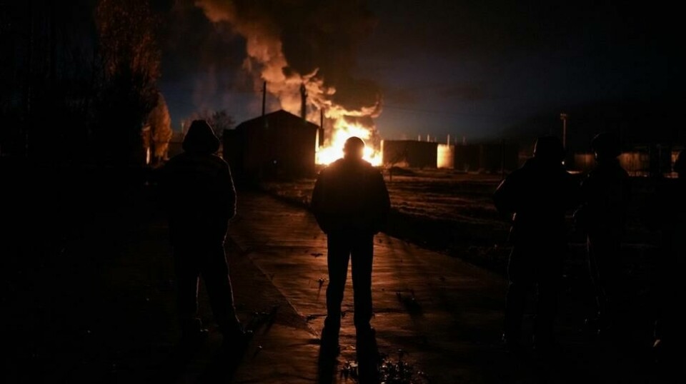 Røyk stiger opp etter et missilnedslag i Kherson 19. november.