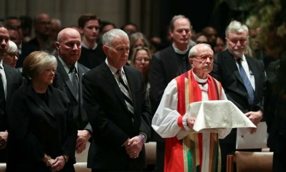 Washington National Cathedral var fullsatt under urnenedleggelsen av Matthew Sheppard 26. oktober 2018. På første rad satt blant annet foreldrene, Judy og Dennis Shepard. Foto: Reuters/Jonathan Ernst/NTB Scanpix Washington National Cathedral var fullsatt under urnenedleggelsen av Matthew Sheppard 26. oktober 2018. På første rad satt blant annet foreldrene, Judy og Dennis Shepard. Foto: Reuters/Jonathan Ernst/NTB Scanpix