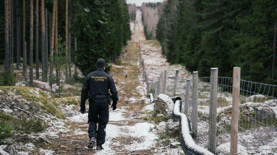 En grensevakt ved grensen mellom Finland og Russland. En grensevakt ved grensen mellom Finland og Russland. Foto: Alessandro Rampazzo / AFP/NTB