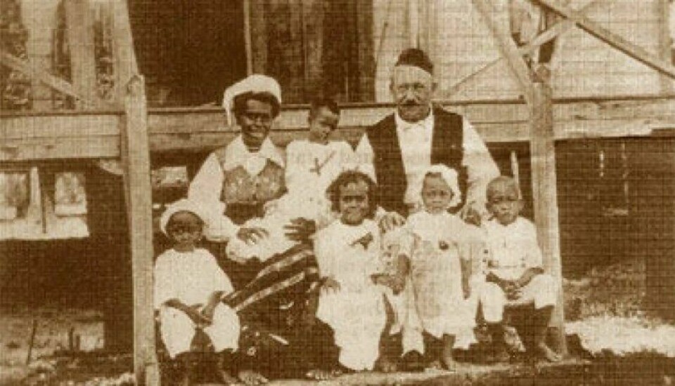 I reiseboka fra 1914 er det et bilde av Singdo-Misse, Carl Emil og barna deres - kledd i svenske nasjonaldrakter. I reiseboka fra 1914 er det et bilde av Singdo-Misse, Carl Emil og barna deres - kledd i svenske nasjonaldrakter. Foto: Public domain