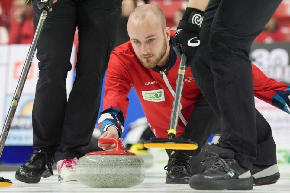 Norges skip Magnus Ramsfjell i aksjon i curling-VM i Canada.