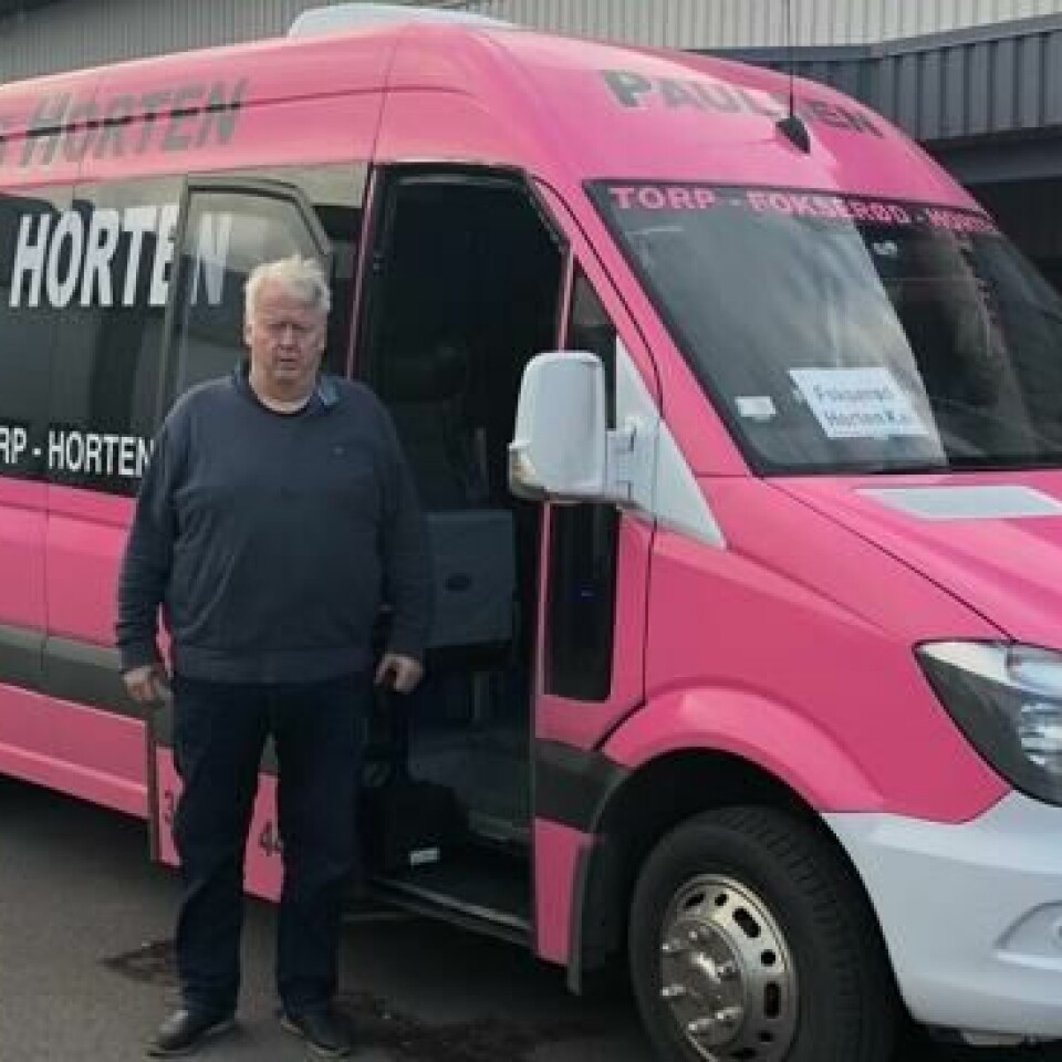 Jan Stiansen er daglig leder i Paulsen buss AS. Selskapet frakter passasjerer mellom Horten og Torp i minibusser. Transporten er lik den andre selskaper kjører fra flyplassen, men mens Paulsen kjører på ruteløyve, kjører en rekke andre aktører på turvognløyve. Konkurransen på ulike vilkår får store økonomiske konsekvenser for Paulsen buss. Jan Stiansen er daglig leder i Paulsen buss AS. Selskapet frakter passasjerer mellom Horten og Torp i minibusser. Transporten er lik den andre selskaper kjører fra flyplassen, men mens Paulsen kjører på ruteløyve, kjører en rekke andre aktører på turvognløyve. Konkurransen på ulike vilkår får store økonomiske konsekvenser for Paulsen buss. Foto: Privat