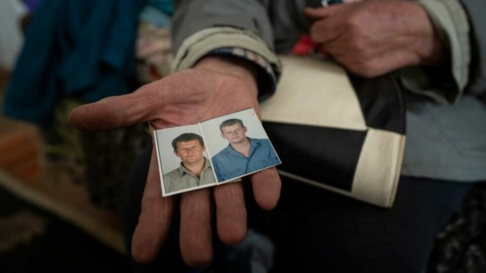 Ludmila Shabelnyk viser to bilder av sønnen sin Ivan Shabelnyk, som forsvant mens Izium var under okkupasjon. Kroppen hans ble senere funnet og identifisert ved hjelp av arbeidsklærne han hadde på seg da han ble drept. Ludmila Shabelnyk viser to bilder av sønnen sin Ivan Shabelnyk, som forsvant mens Izium var under okkupasjon. Kroppen hans ble senere funnet og identifisert ved hjelp av arbeidsklærne han hadde på seg da han ble drept. Foto: Evgeniy Maloletka / AP/NTB