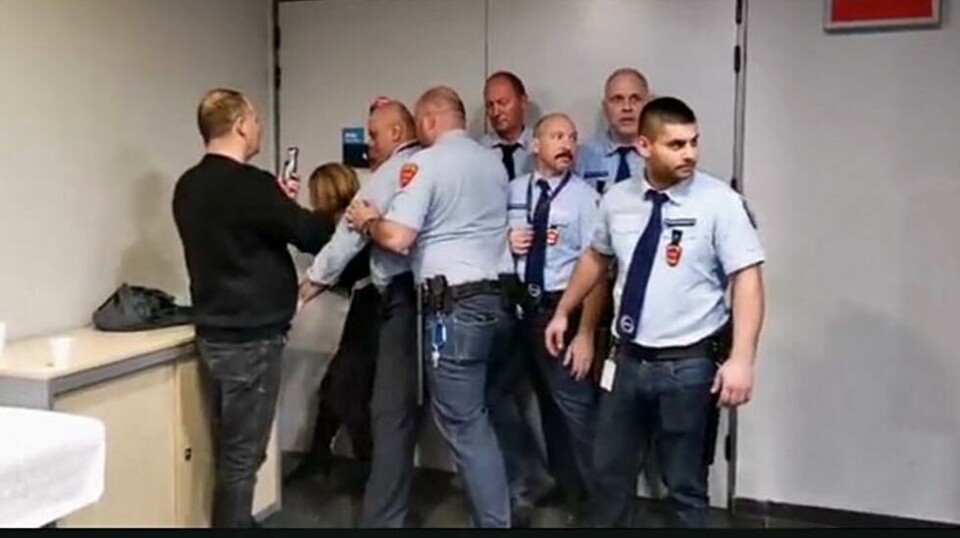 HISSIGE FORSØK: Ungarske parlamentarikere prøver mandag ettermiddag å forsere vaktene og komme inn i TV-studio for å lese opp sin erklæring.