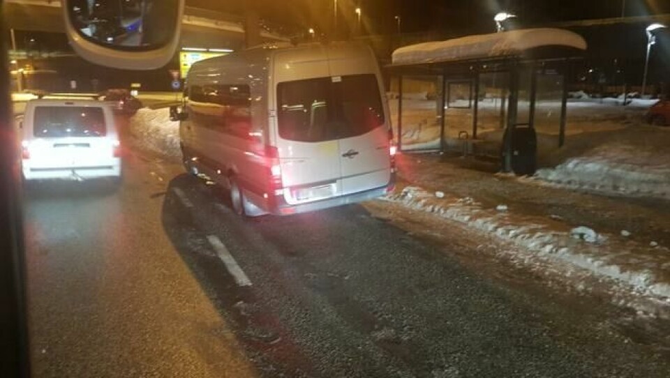 En minibuss fra PKS stanser ved en bussholdeplass på strekningen Oslo-Horten. En minibuss fra PKS stanser ved en bussholdeplass på strekningen Oslo-Horten. Foto: Privat