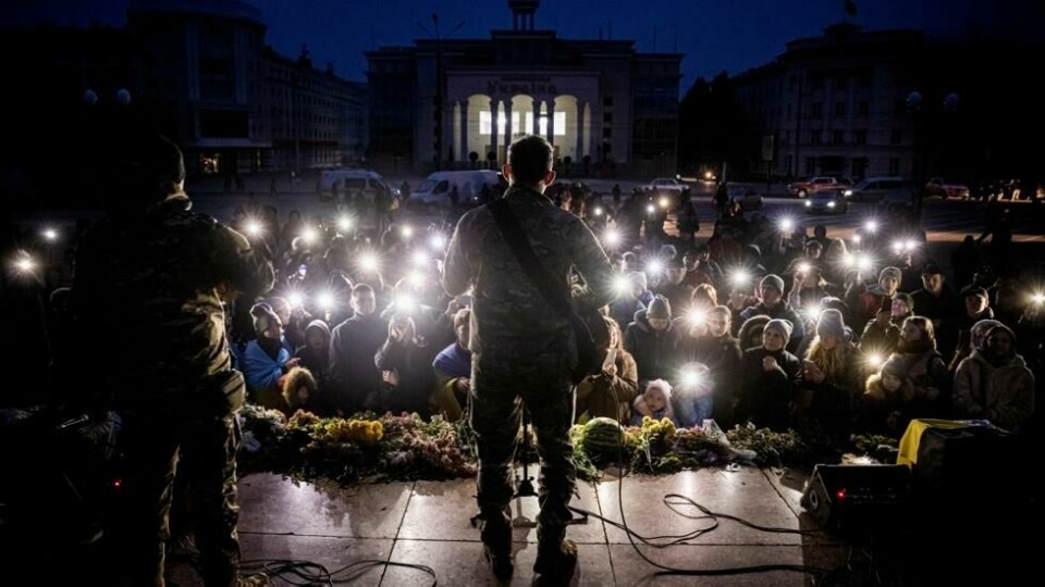Den ukrainske musikeren Kolya Serga opptrer foran innbyggere i sentrum av Kherson. Den ukrainske musikeren Kolya Serga opptrer foran innbyggere i sentrum av Kherson. Foto: Ed Ram / Reuters/NTB