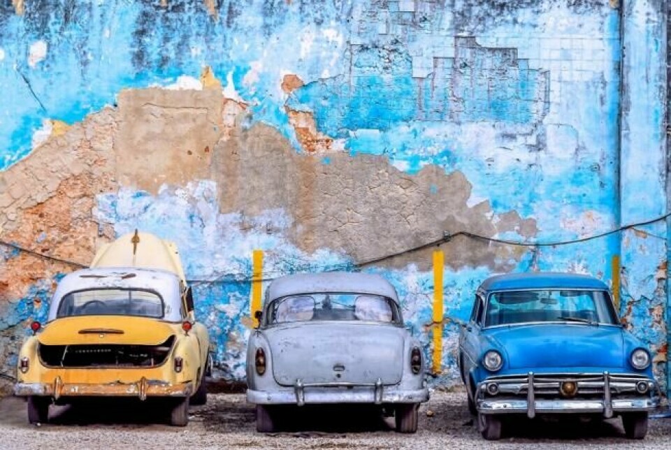 Klassisk motiv fra Havana. Mange gamle, amerikanske 50-tallsbiler har vært holdt godt vedlike på grunn av den amerikanske handelsembargoen gjennom mange år. NTB Scanpix/Shutterstock. Klassisk motiv fra Havana. Mange gamle, amerikanske 50-tallsbiler har vært holdt godt vedlike på grunn av den amerikanske handelsembargoen gjennom mange år. NTB Scanpix/Shutterstock.