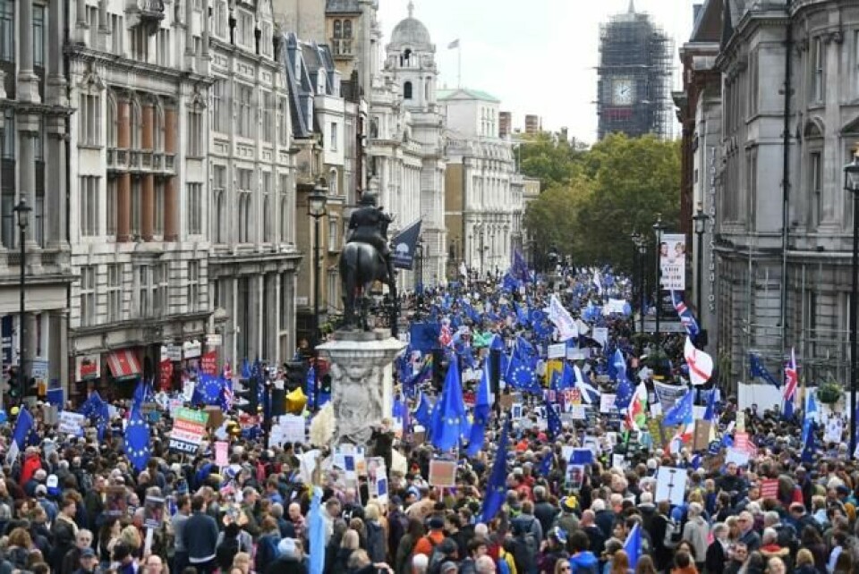 Anti-Brexit-demonstrasjon på Trafalgar Square i London. Anti-Brexit-demonstrasjon på Trafalgar Square i London. Foto: Victoria Jones / AP