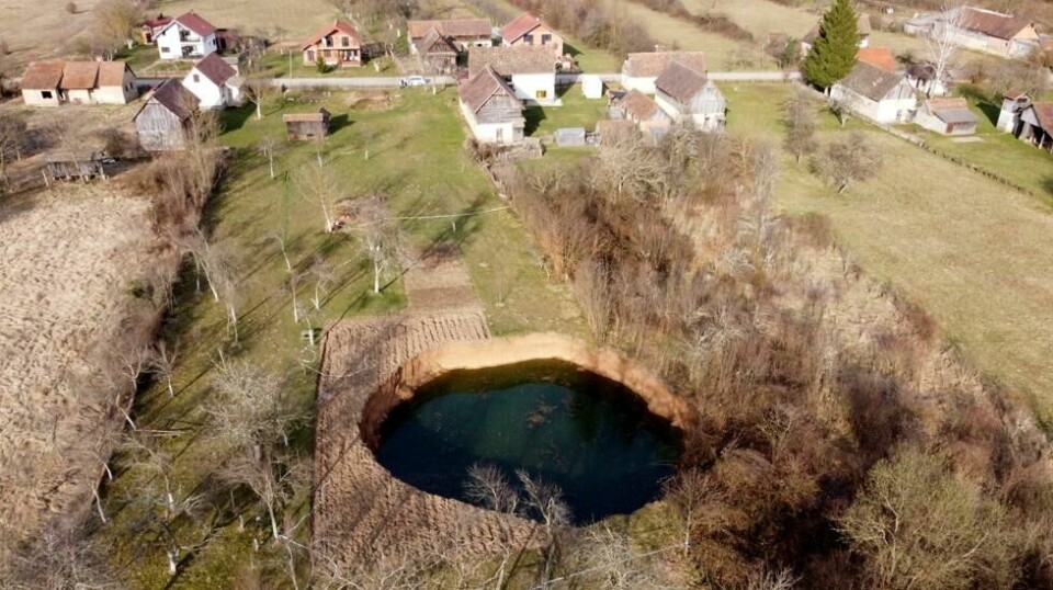 Dette dronebildet viser et synkehull i landsbyen Mececani i det sentrale Kroatia, torsdag 4. mars 2021. Om lag 100 hull i alle slags størrelser er spredt rundt i landsbyen. (AP Photo / Darko Bandic)
