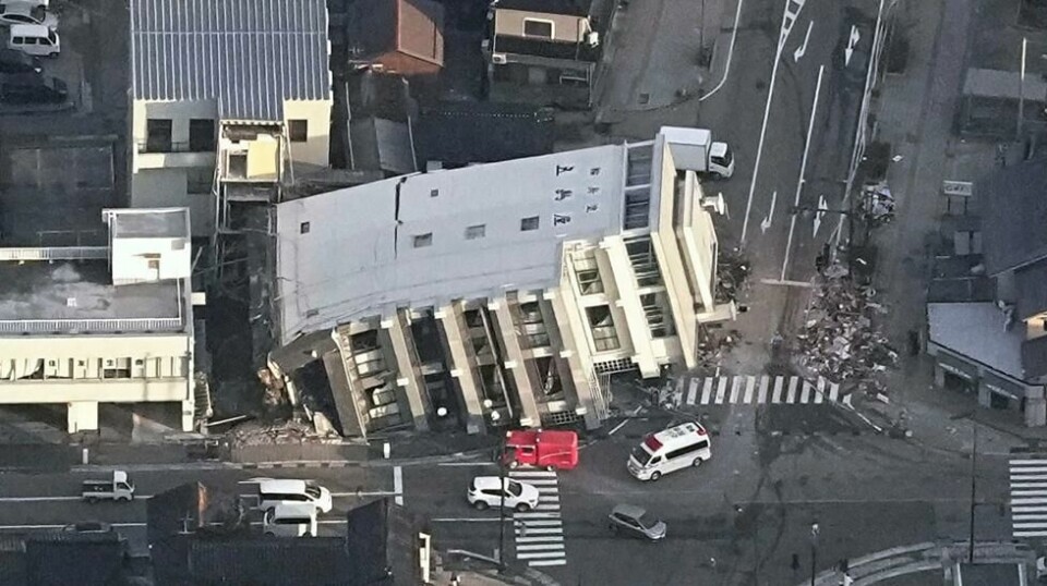 I byen Wajima kollapset en bygning etter et av de mange skjelvene som har rammet Japan i årets første døgn. Et tsunamivarsel om opptil fem meter høye bølger etter skjelvet, ble justert ned. Foto: Kyodo News / AP / NTB