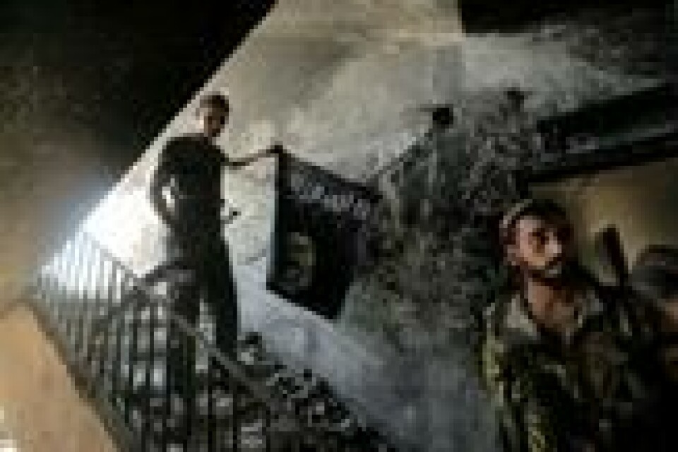 Medlemmer av den hovedsakelig kurdiske militsen SDF viser frem IS' flagg i Raqqa. Arkivfoto fra 14. august. Scanpix/REUTERS/Zohra Bensemra Medlemmer av den hovedsakelig kurdiske militsen SDF viser frem IS' flagg i Raqqa. Arkivfoto fra 14. august. Scanpix/REUTERS/Zohra Bensemra