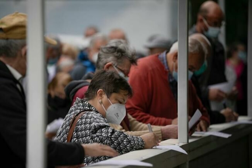 Folk fyller ut skjemaer før de får den tredje booster-dosen av Pfizer-vaksinen på Matei Bals sykehus i Bucuresti, Romania, tirsdag 28. september 2021. Romania rapporterte om 11.049 nye COVID-19-infeksjoner i løpet av ett døgn i slutten av september, det høyeste antall som hittil er registrert i landet siden pandemien startet. (AP Photo/Vadim Ghirda) Folk fyller ut skjemaer før de får den tredje booster-dosen av Pfizer-vaksinen på Matei Bals sykehus i Bucuresti, Romania, tirsdag 28. september 2021. Romania rapporterte om 11.049 nye COVID-19-infeksjoner i løpet av ett døgn i slutten av september, det høyeste antall som hittil er registrert i landet siden pandemien startet. (AP Photo/Vadim Ghirda) Foto: Vadim Ghirda / AP