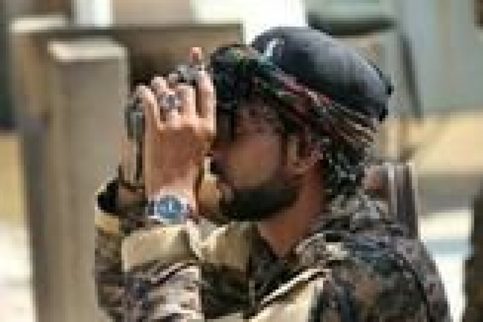 Abdullah, et arabisk medlem av den USA-støttede militsgruppen SDF, speider etter et luftangrep mot IS-stillinger i Raqqa. Scanpix/AP. Abdullah, et arabisk medlem av den USA-støttede militsgruppen SDF, speider etter et luftangrep mot IS-stillinger i Raqqa. Scanpix/AP.