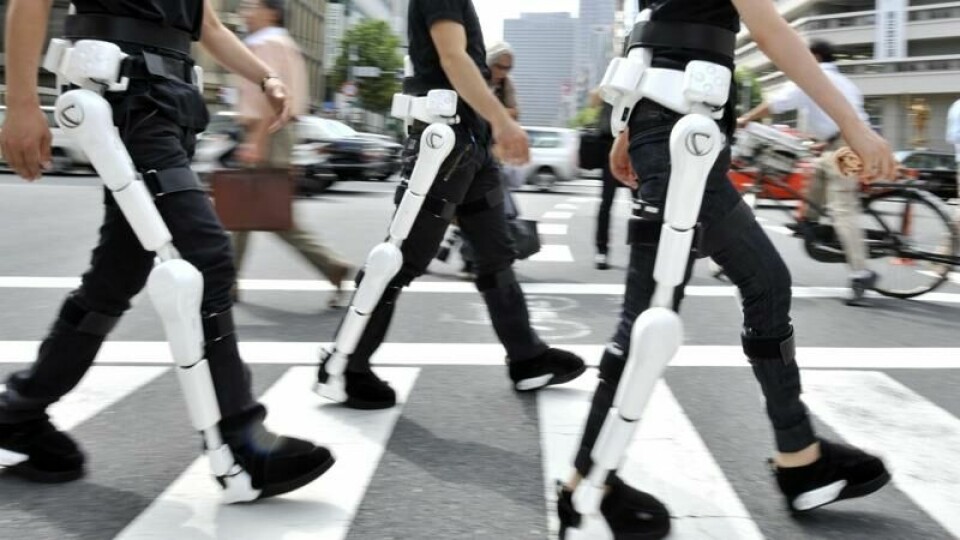 CyberDyne arbeidere viser frem robotdrakten 'HAL' (Hybrid Assistive Limb).