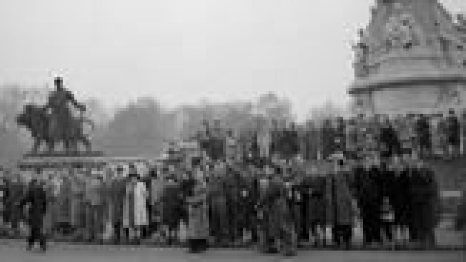 Folkemengden var stor ved Buckingham Palace da prins Charles ble født i 1948. Folkemengden var stor ved Buckingham Palace da prins Charles ble født i 1948. Foto: AP