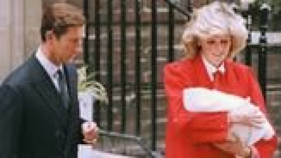 På trappa utenfor St. Mary-sykehuset ble begge sønnene til prins Charles og prinsesse Diana vist frem. Her med prins Harry. På trappa utenfor St. Mary-sykehuset ble begge sønnene til prins Charles og prinsesse Diana vist frem. Her med prins Harry. Foto: AP