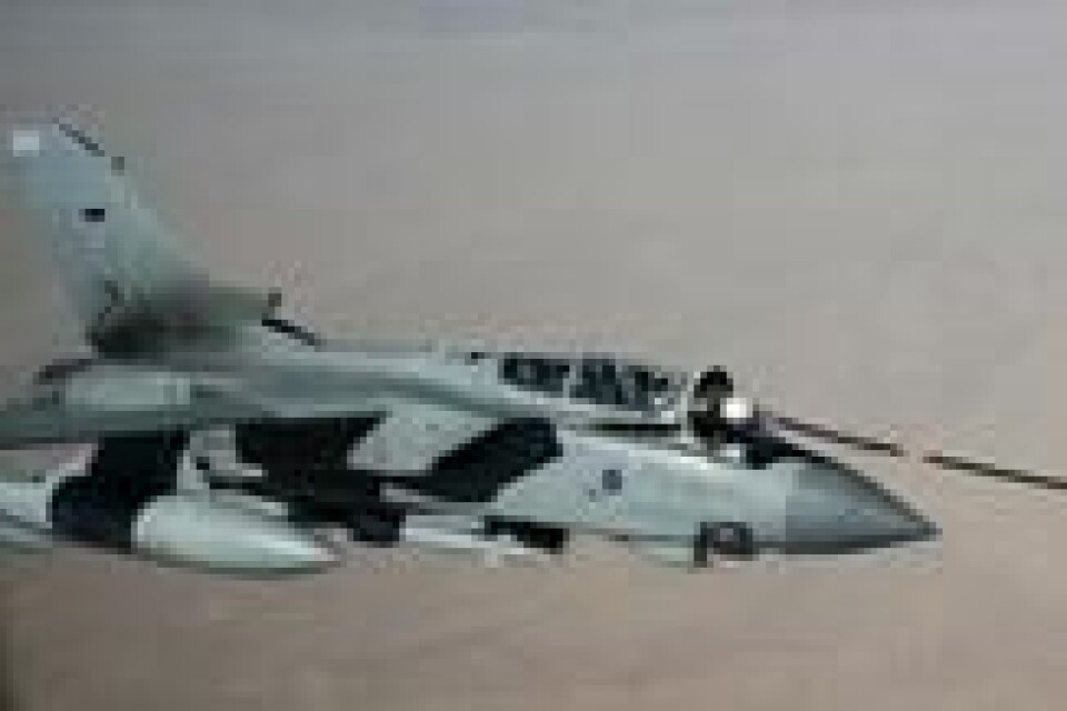 Et Tornado GR4 fra det britiske flyvåpenet tanker i lufta over Irak søndag. Scanpix/EPA. Et Tornado GR4 fra det britiske flyvåpenet tanker i lufta over Irak søndag. Scanpix/EPA.