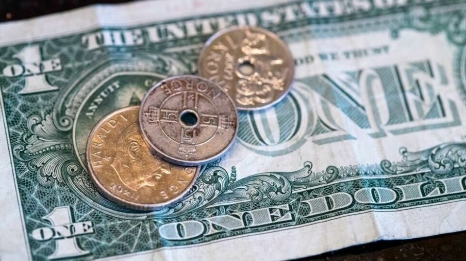 Den norske krona har svekket seg betydelig mot dollaren fredag kveld.