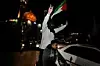 Iranske demonstranter veiver med det palestinske flagget under en antiisraelsk demonstrasjon i Teheran natt til søndag. Foto: Vahid Salemi / AP