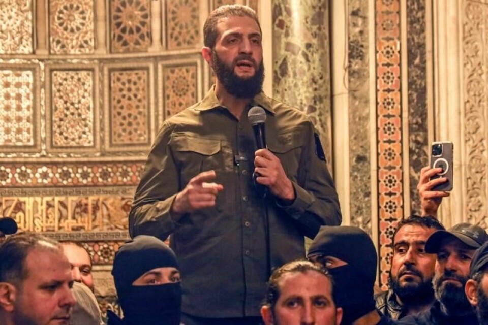Lederen for opprørsalliansen Hayat Tahrir al-Sham (HTS), Abu Mohammed al-Jolani, talte søndag i Umayyad-moskeen i Damaskus etter Assad-regimets fall. Han har også nylig tatt i bruk sitt egentlige navn, Ahmed al-Sharaa.