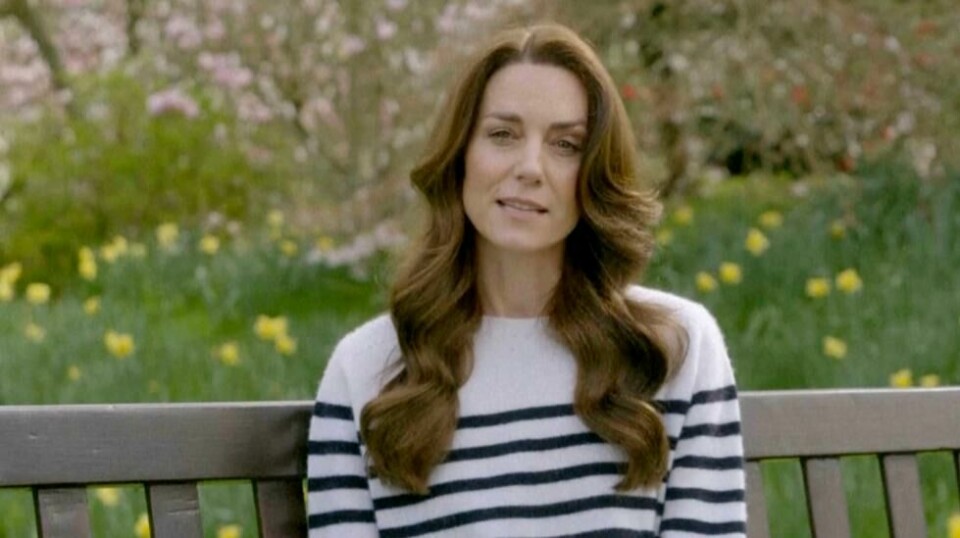 Prinsesse Kate ble innlagt på sykehus i januar, der hun ble operert i magen. 22. mars kunngjorde hun på en video at hun har fått kreft og at hun nå får cellegiftbehandling.