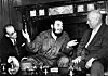Cubas leder Fidel Castro (i midten) i samtale med Sovjets leder Nikita Khrusjtsjov (til høyre) under et FN-møte i New York i 1960. Det tette båndet mellom de to kommuniststatene førte til et realt hodebry for Det hvite hus. Foto: Prensa Latina / AP
