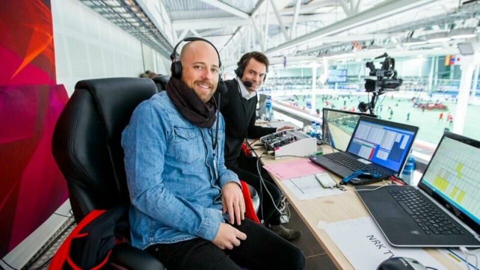 NRKs Carl Andreas Wold og ekspert Even Wetten (t.h.) kommenterer verdenscupen på skøyter i Sørmarka arena i Stavanger i 2016. NRKs Carl Andreas Wold og ekspert Even Wetten (t.h.) kommenterer verdenscupen på skøyter i Sørmarka arena i Stavanger i 2016. Foto: NTB