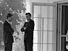 USAs president John F. Kennedy (t.h.) i samtale med sin bror og justisminister Robert Kennedy under Cubakrisen i 1962. Spesielt Robert Kennedy fikk en nøkkelrolle i de hemmelige diplomatiske forhandlingene med Sovjet. Foto: AP