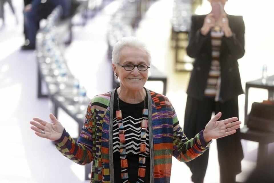 Rosita Missoni, designer og grunnlegger av det Milano-baserte motehuset Missoni, er død. 93 år gammel. Bildet er fra en motevisning i 2017. Arkivfoto: Luca Bruno / AP / NTB