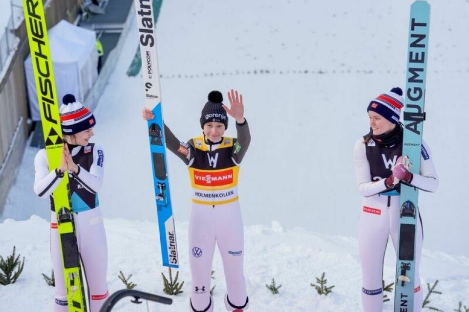 Anna Odine Strøm (t.v.) og Eirin Maria Kvandal (t.h.) tok plassene bak suverene Nika Prevc i Raw Air-rennet i Holmenkollen.