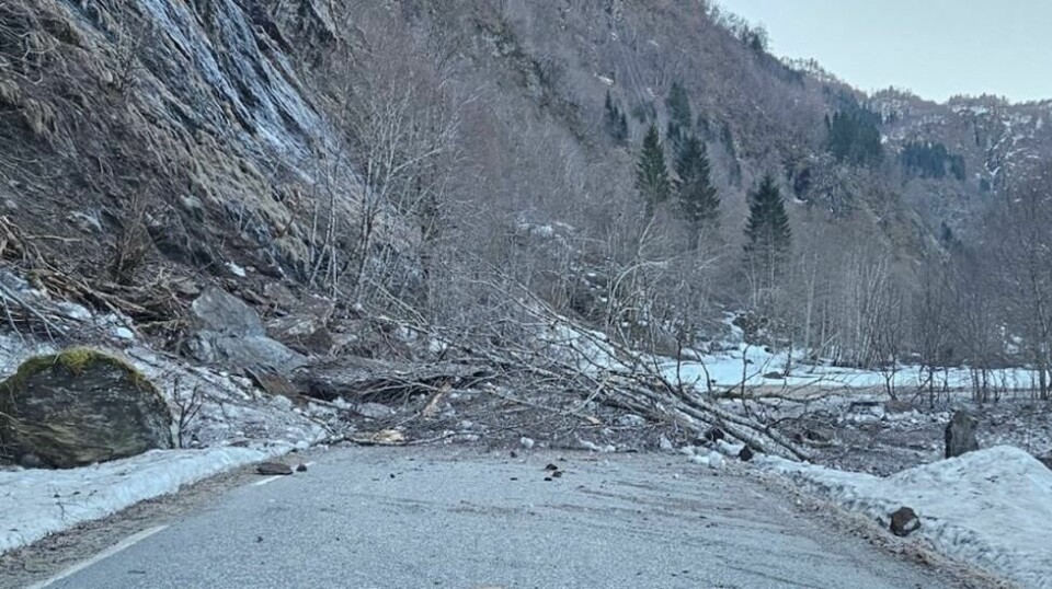 Steinraset har fått over fylkesvei 5410 Nesheimfjellet i Voss. Foto: Vegtrafikksentralen vest / NTB
