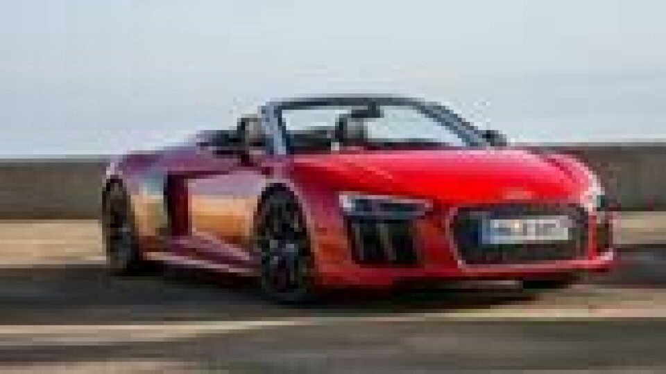 Vår 540-hester er den minste av de to V10-utgavene, men bak rattet er det lite som får deg til å savne de siste 70 i Plus-modellen- R8 Spyder er ekstremt rask og effektiv, og sparker unna spurten til 100 km/t på fattige 3,6 sekunder. Foto: Audi Vår 540-hester er den minste av de to V10-utgavene, men bak rattet er det lite som får deg til å savne de siste 70 i Plus-modellen- R8 Spyder er ekstremt rask og effektiv, og sparker unna spurten til 100 km/t på fattige 3,6 sekunder. Foto: Audi