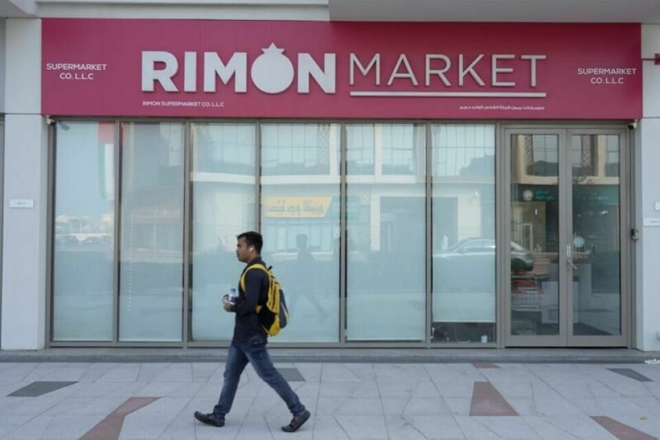 En mann går forbi Rimon Market, en butikk som selger kosher-matvarer og som ble drevet av rabbiner Zvi Kogan, i Dubai.