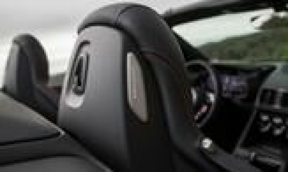 Det er ingen ringere enn Bang & Olufsen som står for lydanlegget i R8 Spyder. Hvorvidt du trenger det er en annen sak - V10-eren bak ryggen på deg låter nemlig flottere enn all slags musikk. Foto: Audi Det er ingen ringere enn Bang & Olufsen som står for lydanlegget i R8 Spyder. Hvorvidt du trenger det er en annen sak - V10-eren bak ryggen på deg låter nemlig flottere enn all slags musikk. Foto: Audi