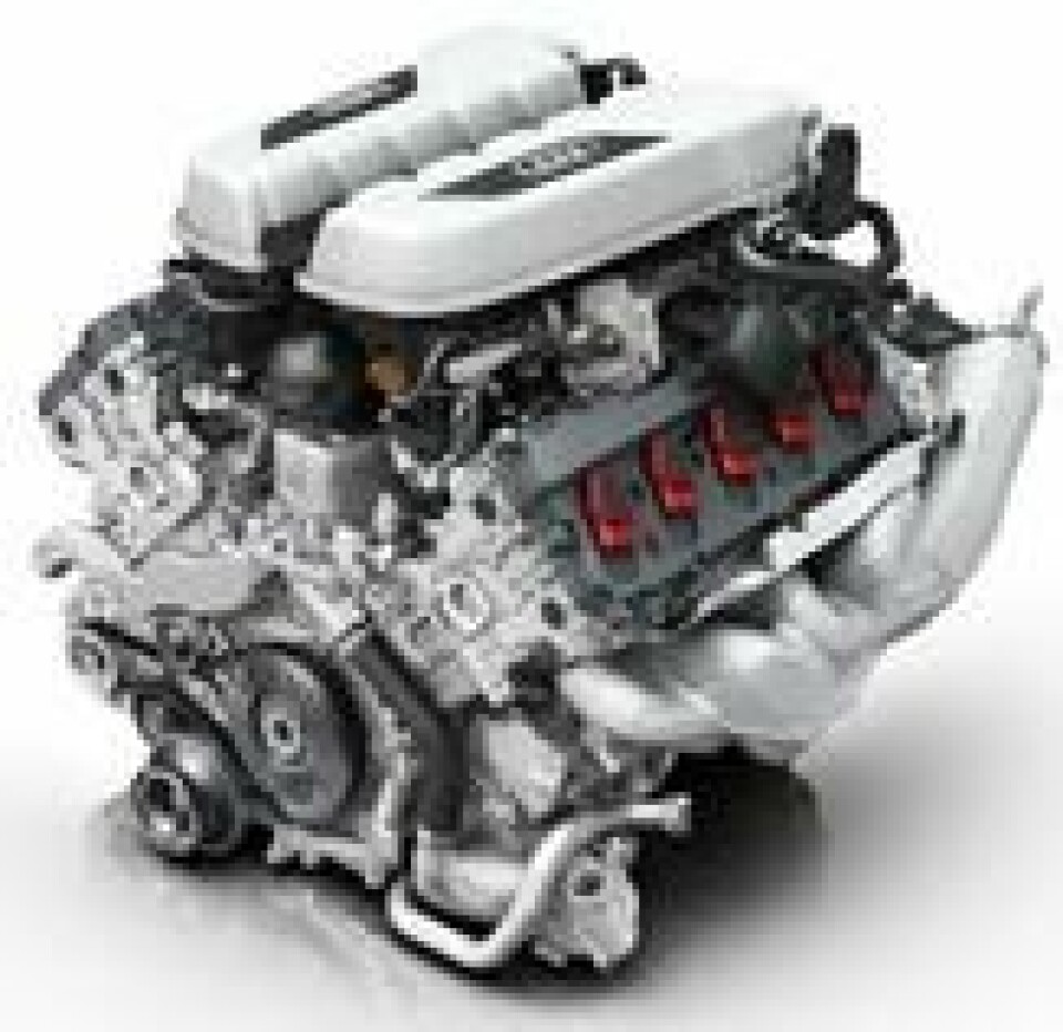 Den herlige V10-motoren på 5,2 liter byr på 540 hester og nøyaktig like mange Nm. Den er en av få gjenlevende kraftpakker uten turbo, og byr på herlig respons og lyd et operahus verdig. Foto: Audi Den herlige V10-motoren på 5,2 liter byr på 540 hester og nøyaktig like mange Nm. Den er en av få gjenlevende kraftpakker uten turbo, og byr på herlig respons og lyd et operahus verdig. Foto: Audi