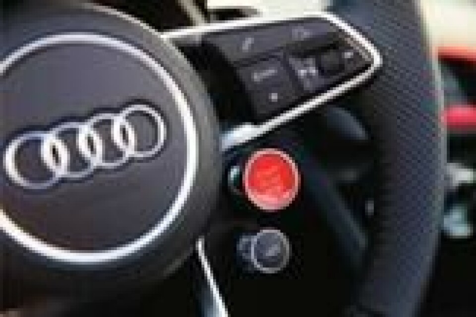 Den ildrøde startknappen skriker etter å bli trykket på. Og når det skjer, våkner den magiske V10-eren til live med et brøl. Og jo mer turtall den får, desto vakrere blir lyden. Foto: Audi Den ildrøde startknappen skriker etter å bli trykket på. Og når det skjer, våkner den magiske V10-eren til live med et brøl. Og jo mer turtall den får, desto vakrere blir lyden. Foto: Audi