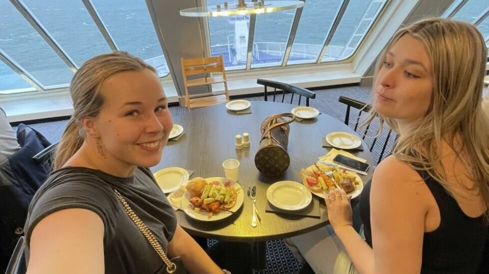 Mina Vånar (t.v) og Mari Sølvberg Hoel om bord på danskebåten.