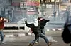 En demonstrant kaster en tåregassgranat tilbake mot politiet under revolusjonen i Egypt i 2011. Landet har vært preget av uro siden. Foto: Nasser Nasser / AP