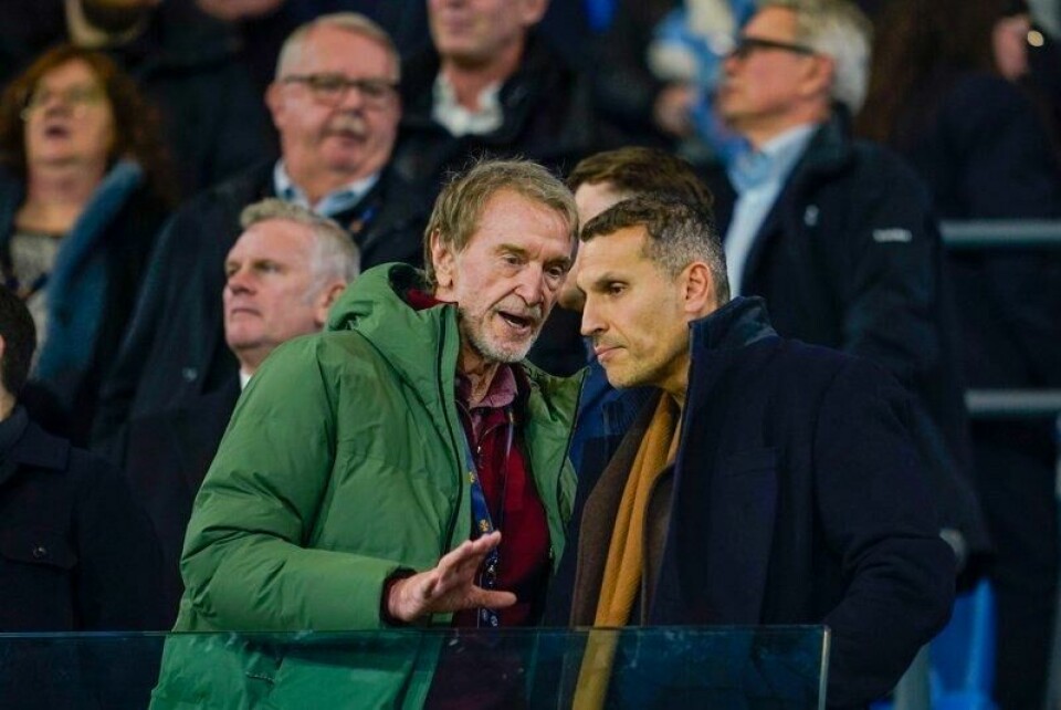 Manchester City s styreleder Khaldoon Al Mubarak (t.h.) kan juble for en juridisk seier over Manchester City. Her i samtaler med Manchester United-eier Jim Ratcliffe.