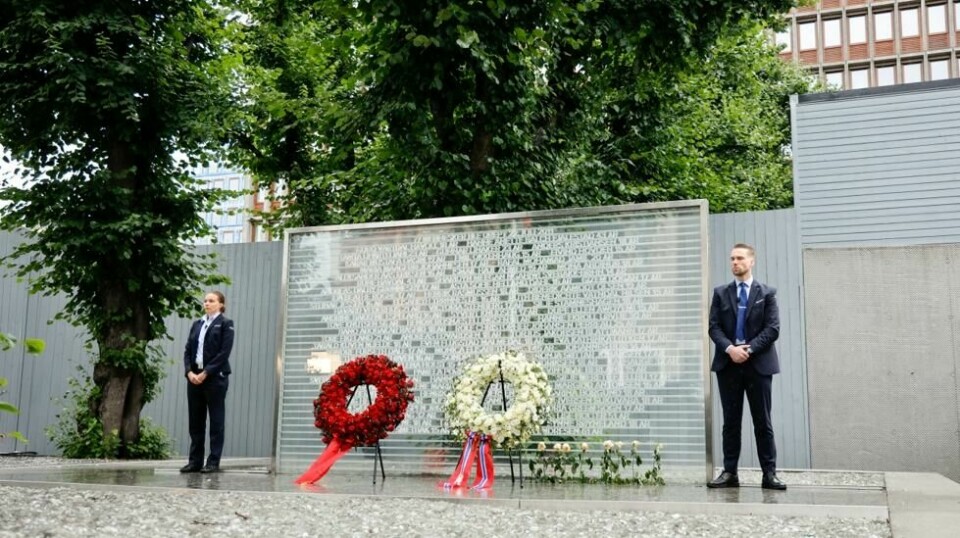 Kransenedleggelse under minnemarkeringen på minnestedet foran Høyblokka i Regjeringskvartalet 22. juli i fjor. Foto: Tor Erik Schrøder / NTB