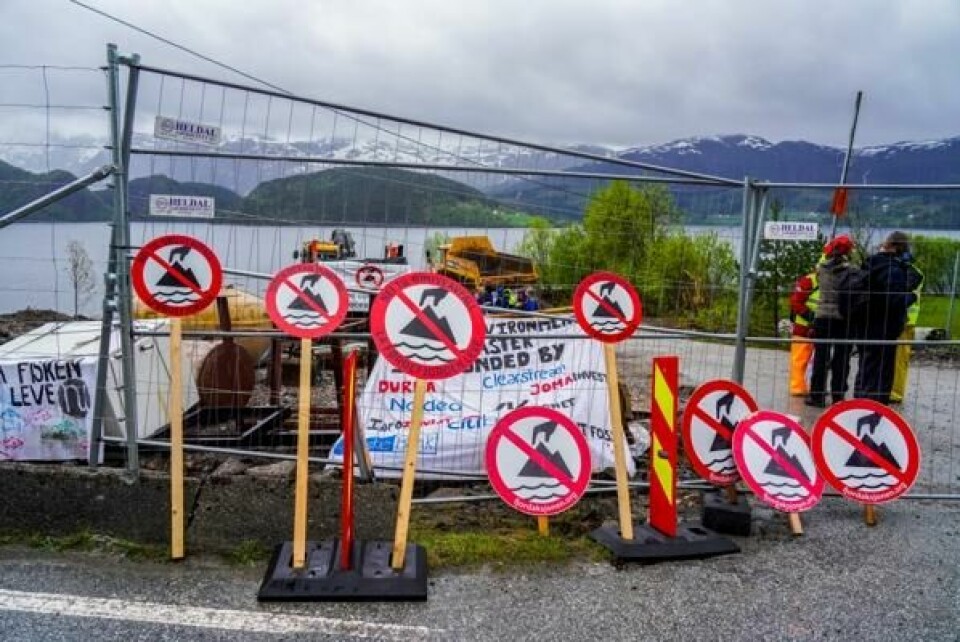 Striden om deponi i Førdefjorden har pågått i flere år. Her fra en aksjon ved fjorden i 2022.