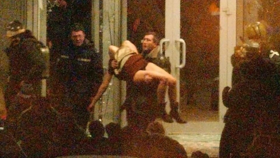 En politimann bærer ut et livløst gissel fra teateret etter at russiske spesialstyrker aksjonerte mot gisseltakerne ved Dubrovka-teateret 26. oktober 2002. En politimann bærer ut et livløst gissel fra teateret etter at russiske spesialstyrker aksjonerte mot gisseltakerne ved Dubrovka-teateret 26. oktober 2002. Foto: Gazeta Gazeta / AP/NTB