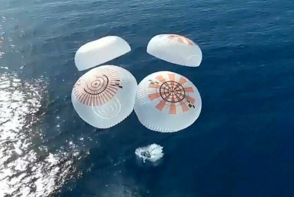 Dette bildet viser romfartøyet fra SpaceX lande i havet utenfor California med astronautene på Fram2-ekspedisjonen.