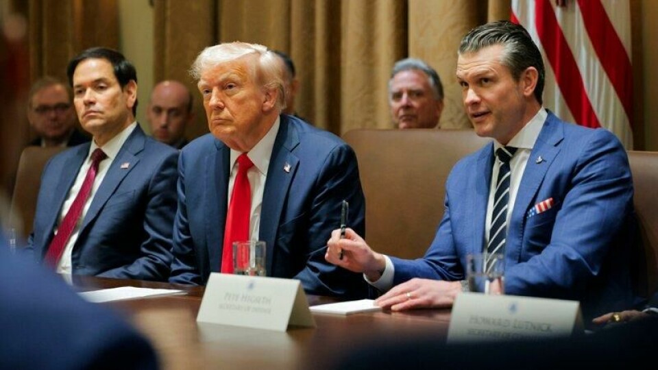 Professor Hilmar Mjelde sier at Trump-administrasjonen ofte opptrer uforsiktig og ikke tenker på konsekvenser av det de sier og gjør. Her er president Donald Trump avbildet med forsvarsminister Pete Hegseth (t.v).